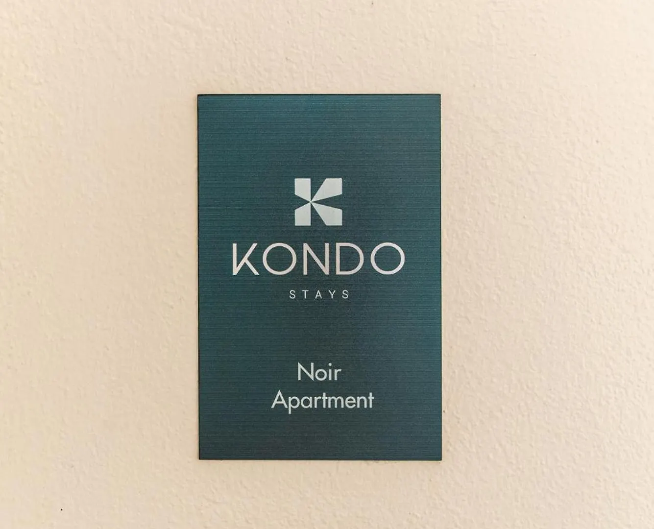 Noir Apartment By Kondo Stays Τίρανα Αλβανία