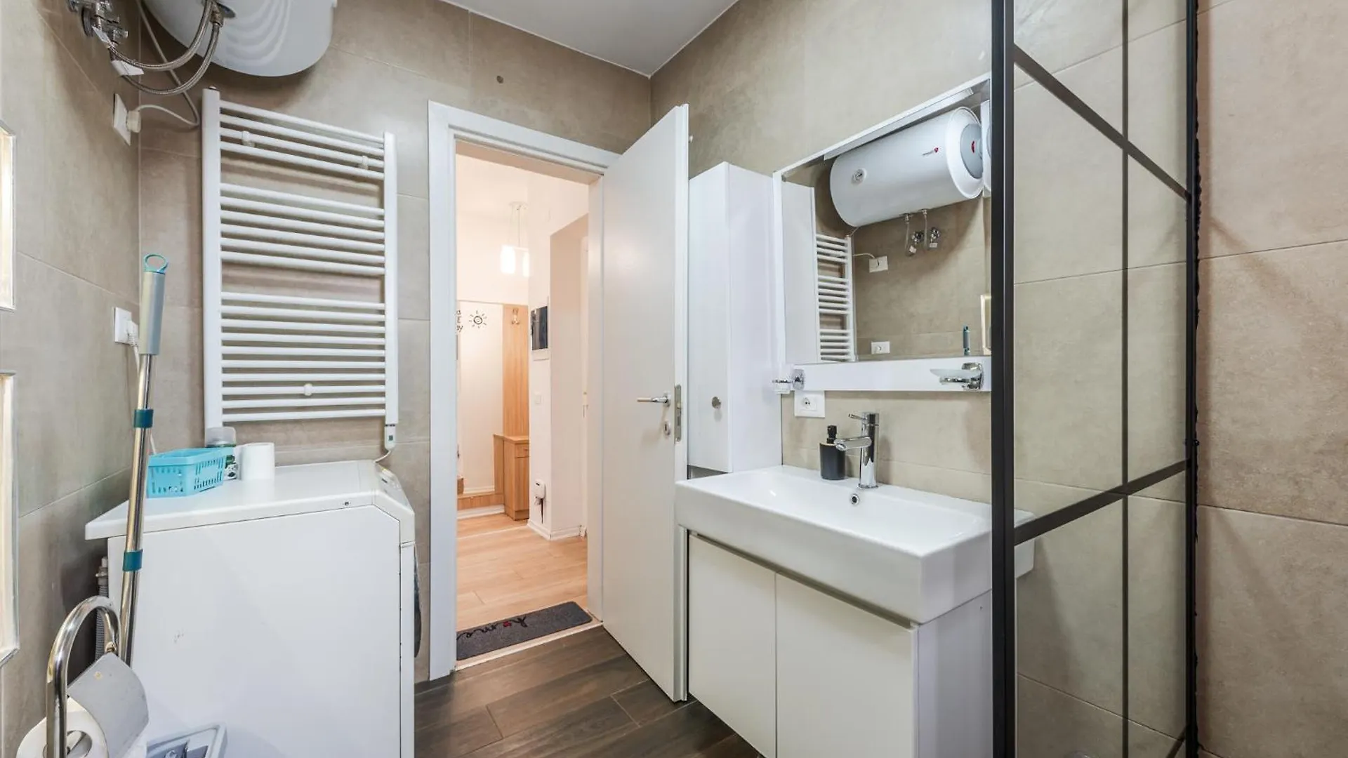 Noir Apartment By Kondo Stays Τίρανα