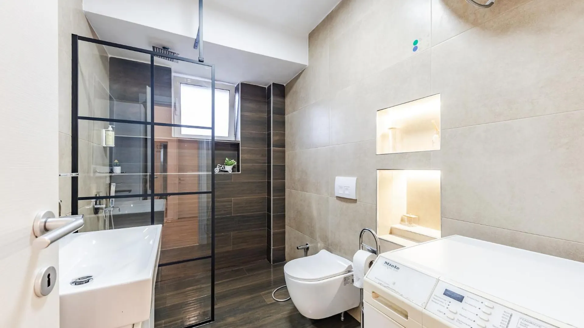 Noir Apartment By Kondo Stays Τίρανα