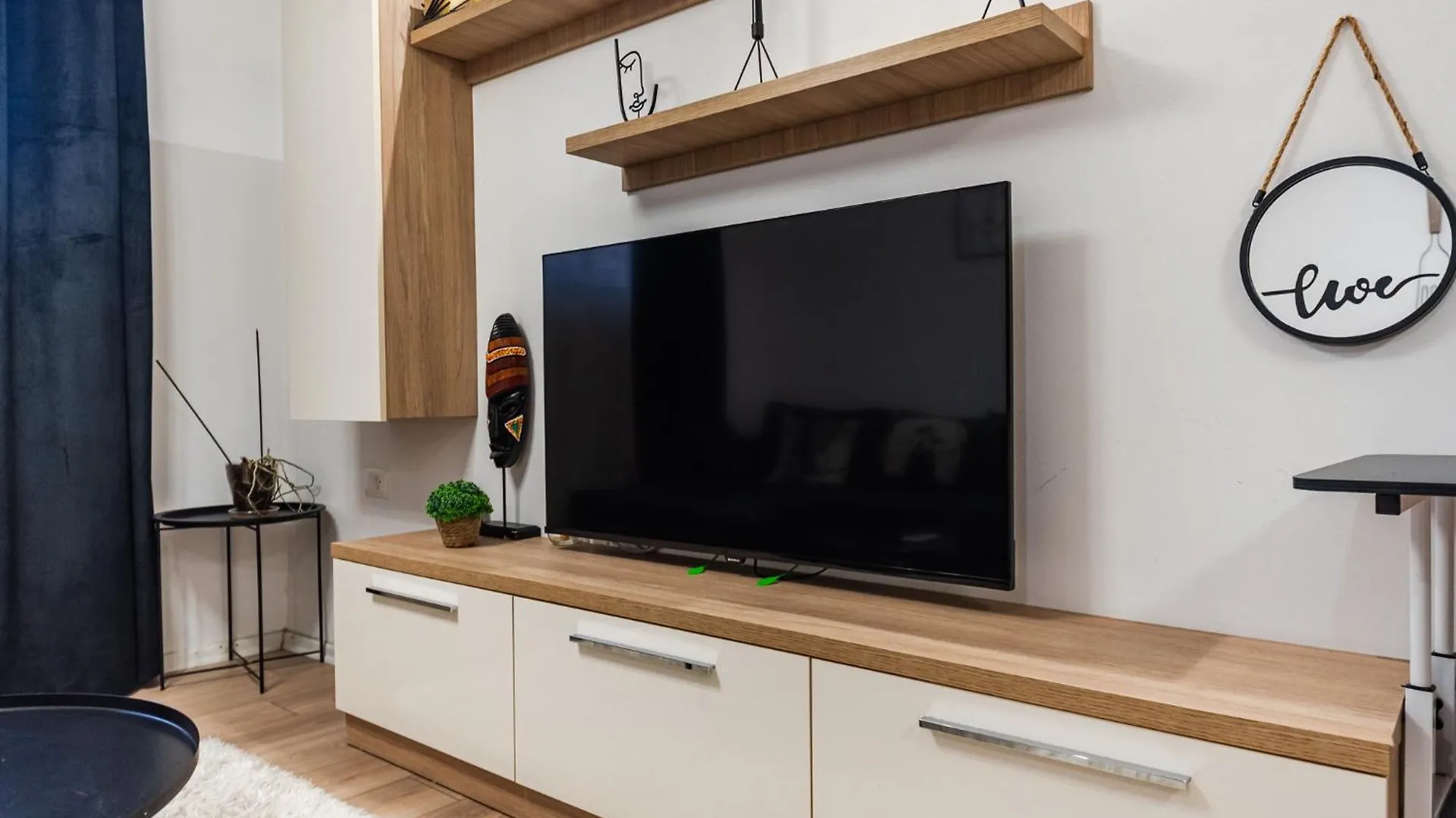 Noir Apartment By Kondo Stays Τίρανα Αλβανία